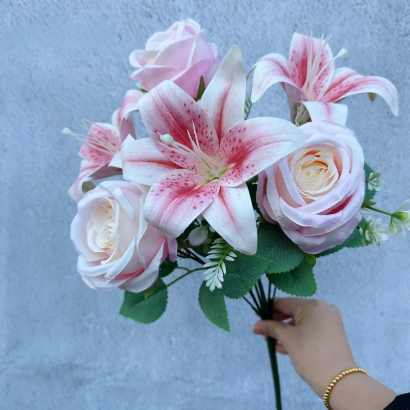 Bouquet Printanier Mélangé – 9 Tiges de Roses et Lys