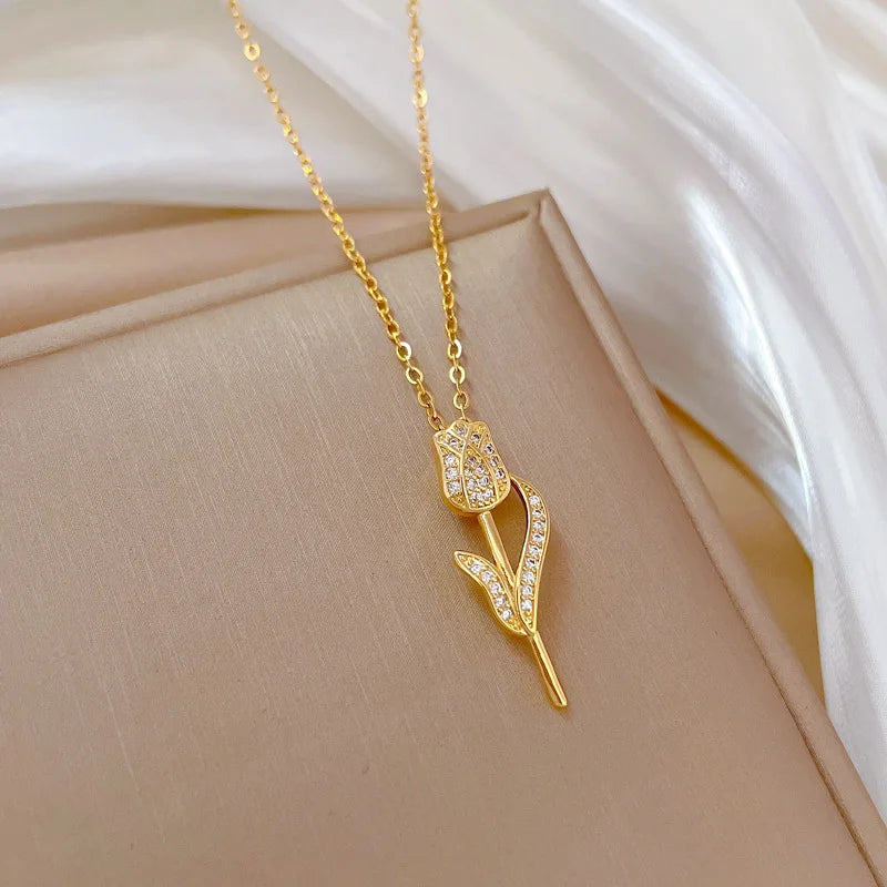 Collier Fleur Rose Rotatif – Cadeau Saint-Valentin Romantique et Anti-Stress pour Femme