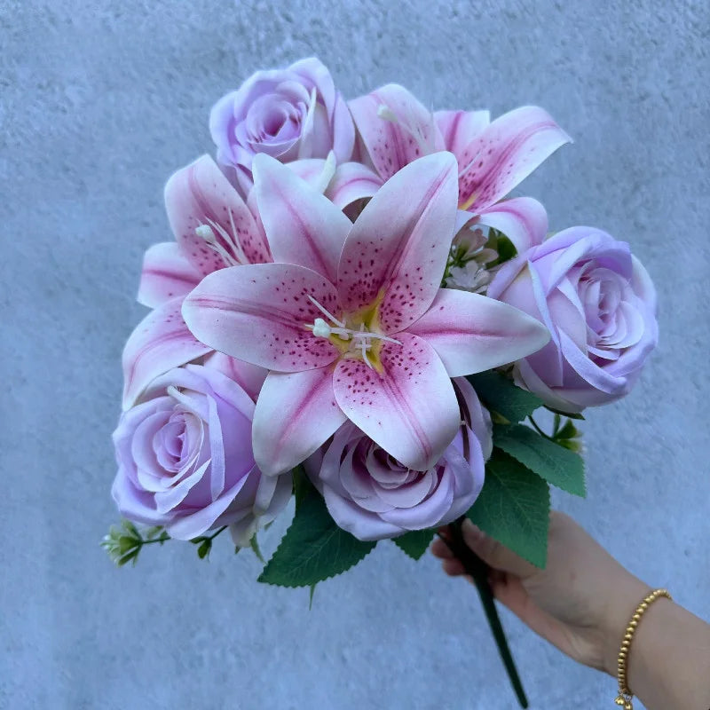 Bouquet Printanier Mélangé – 9 Tiges de Roses et Lys