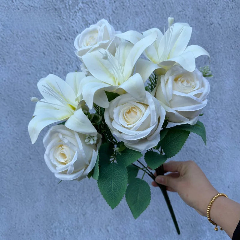 Bouquet Printanier Mélangé – 9 Tiges de Roses et Lys